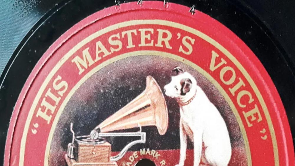 এইচএমভি গানটি রেকর্ড করে। সেই গান এত জনপ্রিয় হয়, যে এইচএমভির সব রেকর্ড নিঃশেষ হয়ে যায়। কিন্তু বাজারে জনপ্রিয়তায় এতটুকুও ভাটা পড়ে না, বরং চাহিদা বাড়তে থাকে লাফিয়ে। ইংল্যান্ড থেকে রেকর্ডের কপি করে যা পূরণ করা এক সময় অসম্ভব হয়ে পড়ে। শেষ পর্যন্ত ভারতে ‘রেকর্ড প্রেসিং প্লান্ট’ নিয়ে আসতে বাধ্য হয় এইচএমভি।