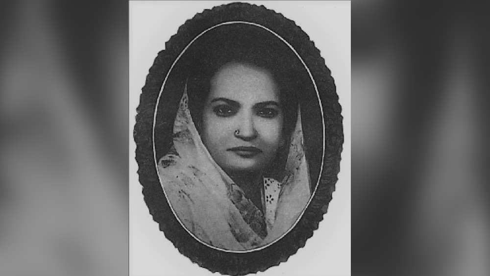 এত বছর পার করে এসেও কেন এত জনপ্রিয় আখতারিবাইয়ের গান? শাস্ত্রীয় সঙ্গীতের প্রভূত তালিম ওঁর ঠুংরি-দাদরা-গজলে অদ্ভুত ভাবে মিশে যেত। রাগের মধ্যে যে অনুরাগ থাকে, সেটা বড় মিষ্টি করে উনি ব্যবহার করতেন। কখনও খেয়ালের সঙ্গে ফোক মিশিয়েছেন, কখনও গজলের সঙ্গে দাদরা। পাশাপাশি, উপস্থাপনের সময় তাঁর স্বকীয়তা বজায় রাখতে পারতেন। গজল গাওয়ার ক্ষেত্রে উচ্চারণ, আবেদন এবং গায়ন শৈলী বদলে আধুনিকতার ছোঁয়া আনেন আখতারি। যা ছিল সময়ের থেকে অনেক এগিয়ে থাকা ভাবনা-চিন্তার ফসল। 