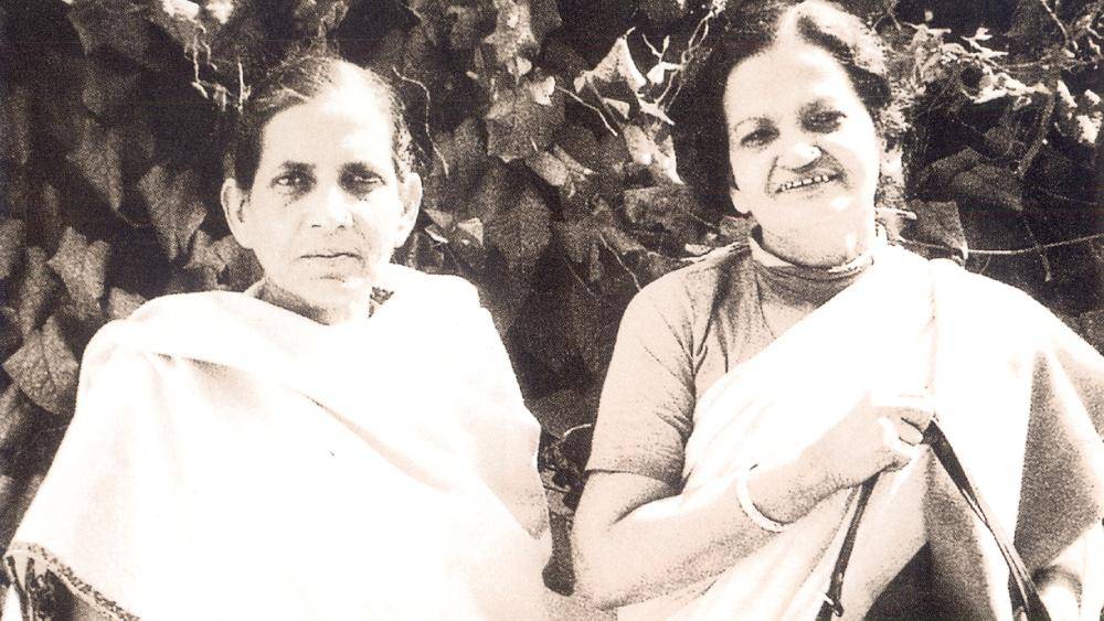 আখতারির আগে গহরজান, মলকাজান বা জোহরাবাইয়ের আমলে একভাবে গজল গাওয়া হত। সেই ছক ভেঙে তিনি বেরোতে চেয়েছিলেন। তাঁকে ঋদ্ধ করেছিল সে সময়ের বিশ্রুত ঊর্দু কবি মির তাকি মির, শাকিল বাদাউনি বা কইফি আজমির মতো একাধিক ব্যক্তিত্বের সান্নিধ্য। এই জন্যই তো তিনি ‘মল্লিকা-এ-গজল’। রসুলন বাইয়ের সঙ্গে ছবিতে আখতারিবাই।