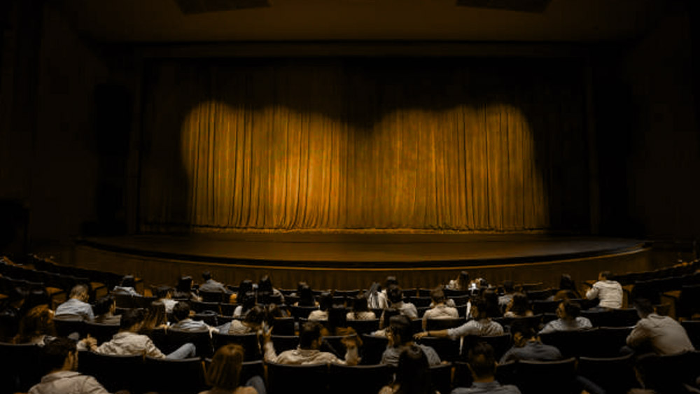 ভিড়ে ঠাসা অডিটোরিয়াম। পর্দা ওঠামাত্র হাততালিতে অভিবাদন। সামান্য মাথা নামিয়ে অভিবাদন গ্রহণ করে বেগম গলা ফেললেন। কিন্তু শান্তি পেলেন না। স্কেল চড়িয়ে নিলেন। ফের বাঁধলেন তানপুরা। একের পর এক অনুরোধে জনপ্রিয় সব গান তাঁকে করেই যেতে হল উঁচু স্কেলে। 