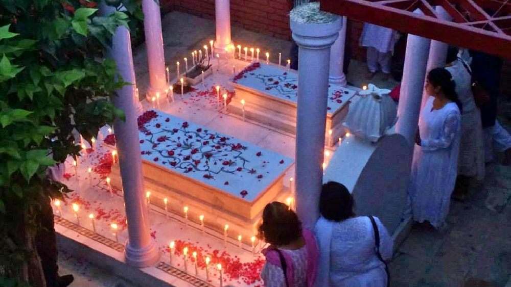 পুরনো লখনউ শহরের হজরতগঞ্জ এলাকার কেন্দ্রে বেগম হজরত মহল পার্ক। অযোধ্যার শেষ নবাব ওয়াজেদ আলি শাহের স্ত্রী হজরত মহল সিপাহি বিদ্রোহের সময় ব্রিটিশদের বিরুদ্ধে লড়ে প্রায় এক বছর লখনউয়ের দখল রাখেন নিজের হাতে। তাঁর স্মৃতিজড়িত সেই পার্ক পেরিয়ে গেলে গোমতী নদীর পাড় বরাবর কিছু দূর এগোলে ঠাকুরগঞ্জ এলাকা। সেখানেই অমরগঞ্জে গ্রিনল্যান্ড পার্কের কাছে রয়েছে বেগম আখতারের সমাধি।