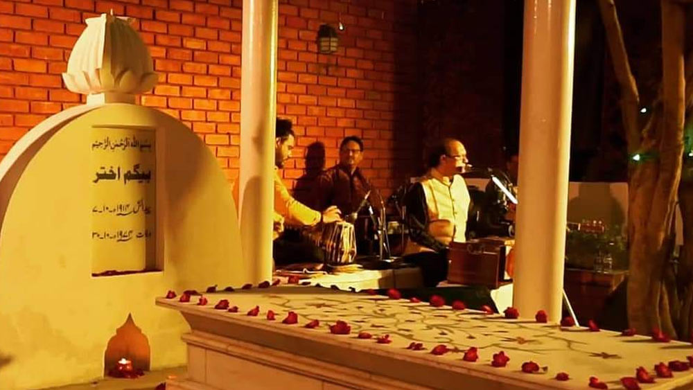 বেগম আখতারের সমাধিতে গেলে চোখে পড়বে লাল ইটের দেওয়াল ঘেরা ছোট্ট চালা। পাশাপাশি শ্বেতপাথরে বাঁধানো দু’টি সমাধি। একটি মা মুশতারিবাইয়ের। পাশেরটি আখতারির।