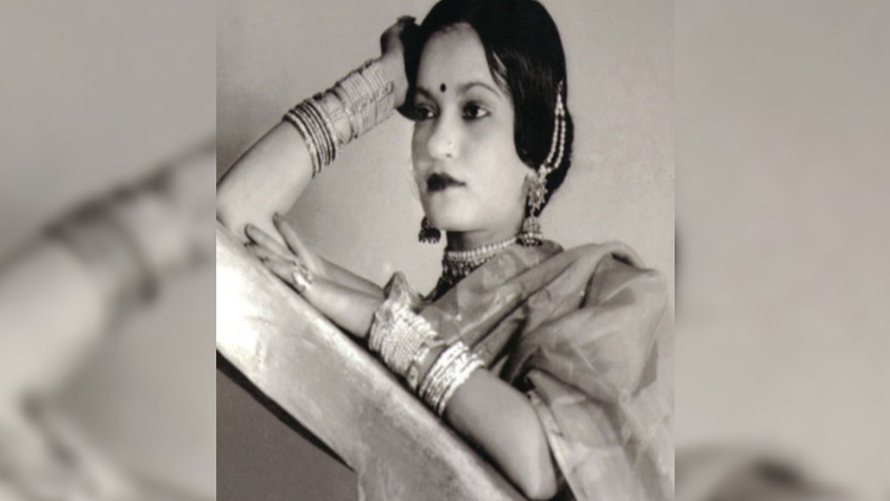 তখন বয়স মাত্র চার৷ বিষ মেশানো মিষ্টি খেয়ে হাসপাতালের পথেই মারা যায় বোন জোহরা৷ ছোট্ট বিবি (আখতার) তার সব সময়ের সঙ্গীকে খুঁজে যায়। পায় না৷ মাকে বারবার জিজ্ঞাসা করে বোনের কথা। মা বলে, ‘বোন গিয়েছে আল্লাহের বাড়ি…।’ বহু দিন পর্যন্ত আখতারি জানতই না, বোন সত্যিই কোথায়।