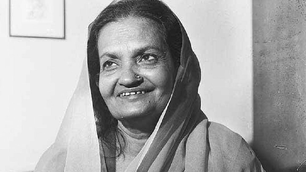 ঘনিষ্ঠ ছাত্রীর লেখা থেকে যা জানা যায়, মানসিক যন্ত্রণা এড়াতে বেশ কয়েক বার গর্ভপাত করতে হয়েছে। বয়সের সঙ্গে শরীরও খারাপ হয়ছে। 