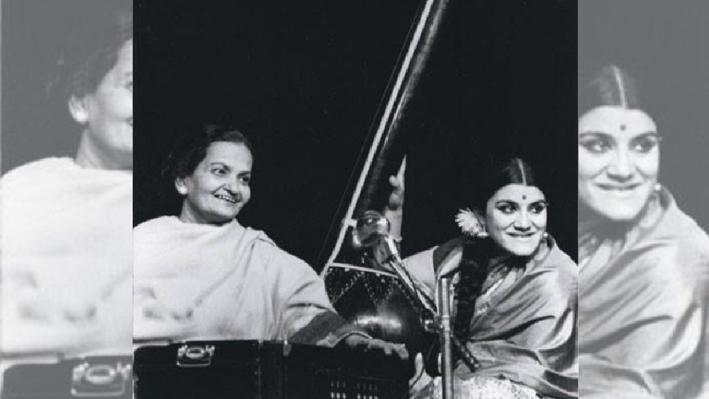 শরীর ঠিক ছিল না। ইতিমধ্যেই দু’বার হৃদ্‌রোগে আক্রান্ত হয়েছেন। শরীর দুর্বল। তার ওপর জ্বর। তবু, উৎসাহে ঘাটতি পড়েনি। কইফি আজমি একটা গজল লিখেছিলেন, বেগম আখতারের ৬০ বছরের জন্মদিন মনে রেখে। সে গানও তো গাইতে হবে।