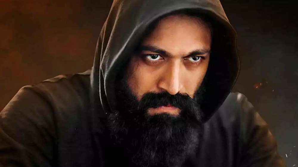 সে ক্ষেত্রে ব্যবসা আসবে কী করে! সাবটাইটেল দেখে ছবি বোঝার ক্ষমতা ভারতের গ্রামীণ দর্শকদের মধ্যে প্রায় নেই বললেই চলে। বাধ্য হয়েই সর্বজনগ্রাহী হিন্দি ভাষায় ডাবিং করতে হয় দক্ষিণী ছবিগুলিকে। আর ঠিক এইখানেই এন্ট্রি নেয় বলিউড।         