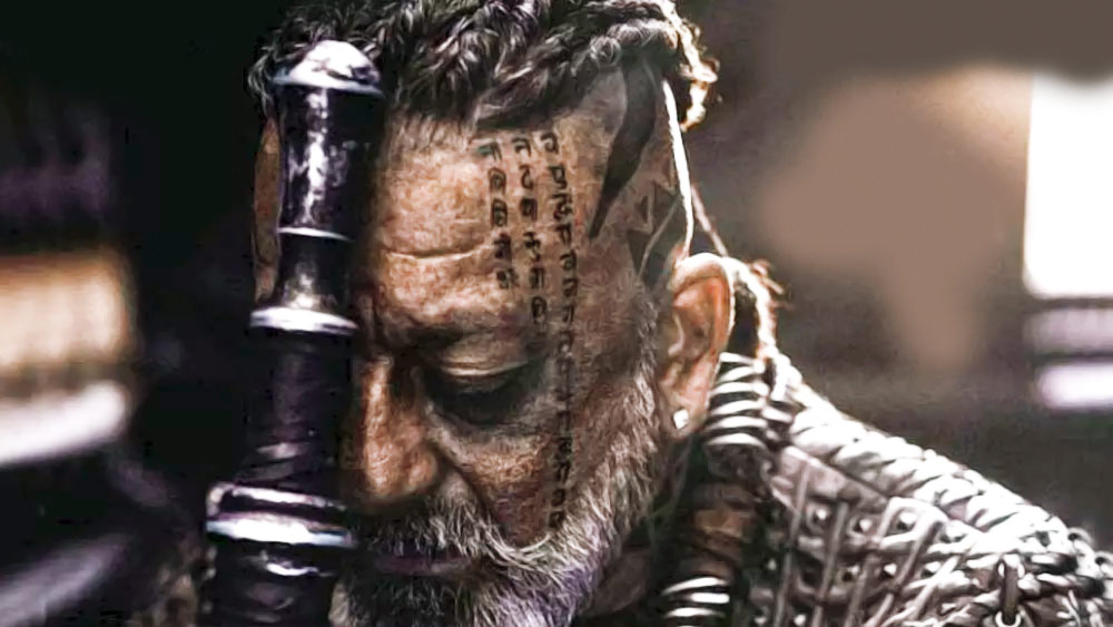 কোটি কোটি অর্থ ব্যয় করে তৈরি ছবির যেমন তেমন ডাবিং করতে নারাজ দক্ষিণী পরিচালক প্রযোজকরা প্রায়শই তাঁদের নায়কের নেপথ্য কণ্ঠ হিসেবে বলিউড তারকাদের পেতে চান। এ ভাবেই দক্ষিণের বহু বিগ বাজেট, বক্স অফিসে ঝড় তোলা সিনেমার সঙ্গে আষ্টেপৃষ্টে জড়িয়ে গিয়েছেন বলিউডের খ্যতনামী বা তারকারা।