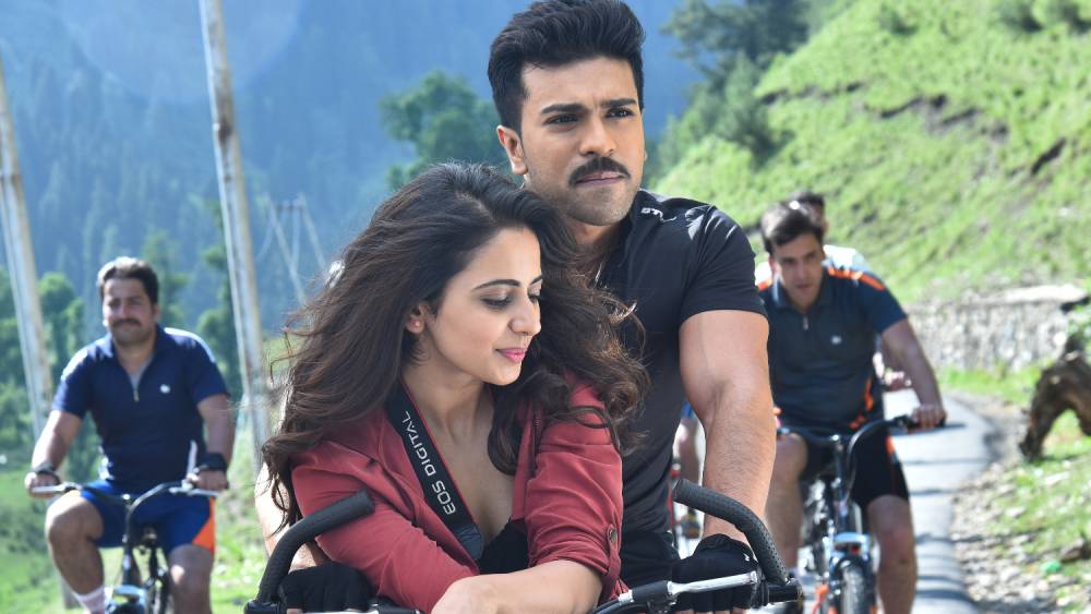 কিন্তু এই রামচরণেরই একটি বিখ্যাত ছবি ‘ধ্রুব’-র হিন্দি সংস্করণে রামচরণকে কণ্ঠ দিয়েছিলেন বলিউডের এক অভিনেতা। যাঁর গলায় সিংহ গর্জন শুনতে অভ্যস্ত বলিউড।