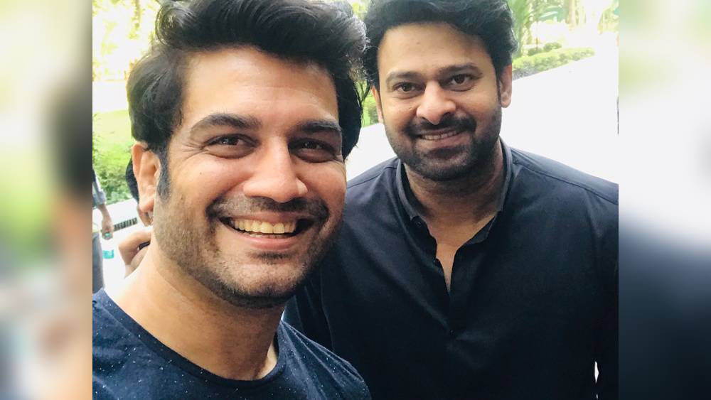 ‘বাহুবলী’ সিরিজের দু’টি ছবিতেই মূল চরিত্রাভিনেতা এবং নায়ক প্রভাসের কণ্ঠ দিয়েছিলেন বলিউডের শরদ কেলকার।