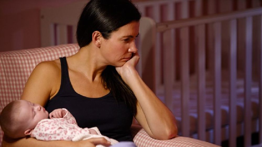 রোজ শিশুকে খাওয়ানো. ঘুম পাড়ানোর একটি নির্দিষ্ট সময় বেঁধে নিন।