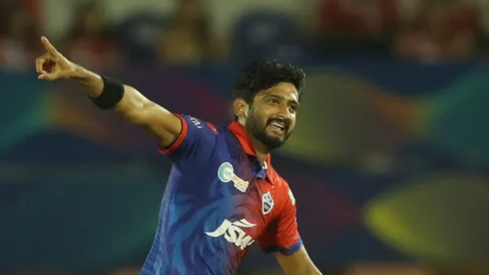 পঞ্চম স্থানে দিল্লির খলিল আহমেদ। তিনি ছয় ম্যাচে ১১ উইকেট নিয়েছেন।