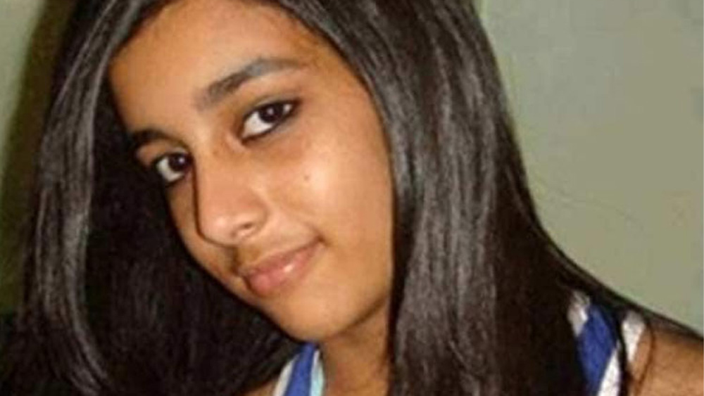 ‘২০০৮ নয়ডা ডাবল মার্ডার কেস’ নামে পরিচিত এই ঘটনা সারা ভারতে হইচই ফেলে দেয়। ঘটনায় দু’টি নাম সামনে আসে। ১৪ বছরের আরুশি তলওয়ার এবং ৪৫ বছর বয়সি হেমরাজ বানজরে। নয়ডা সেক্টর ২৫-এ নিজের বাড়িতেই মৃত অবস্থায় পাওয়া যায় পরিবারের একমাত্র মেয়ে আরুশিকে। অন্যদিকে, হেমরাজ ছিলেন বাড়ির কাজের লোক। ১৬ জুন আরুশির মৃতদেহ পাওয়ার ঠিক পরের দিন ওই বাড়ির ছাদে হেমরাজের আংশিক পচন ধরা দেহ খুঁজে পায় পুলিশ।