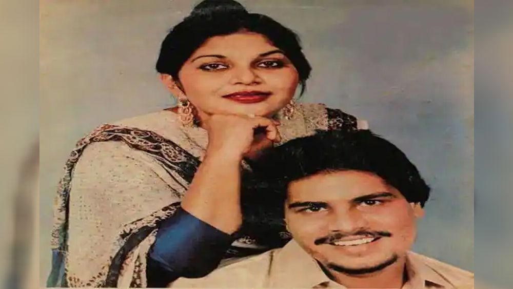 পঞ্জাবের মেশামপুরে অনুষ্ঠানে যাওয়ার পথে মোটরবাইকে আসা একদল অচেনা যুবক তাঁদের লক্ষ্য করে এলোপাথাড়ি গুলি চালান। ঘটনাস্থলেই মৃত্যু হয় চমকিলা ও তাঁর স্ত্রীর। এই ঘটনায় কাউকেই গ্রেফতার করতে পারেনি পুলিশ। যদিও তাঁর সহকর্মীরা দাবি করেন যে, চমকিলা তাঁর গানে বিবাহ বহির্ভূত সম্পর্ক, মদ্যপান এবং ড্রাগ সম্পর্কিত বিভিন্ন বিষয় রাখতেন, তাই জন্যই তাঁকে হত্য করা হয়েছে।