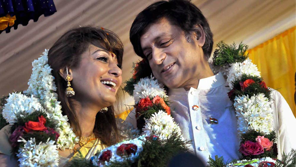 বিখ্যাত ব্যবসায়ী এবং রাজনীতিবিদ ও প্রাক্তন কূটনীতিক শশী তারুরের স্ত্রী সুনন্দা পুষ্করকে দিল্লির একটি হোটেলে মৃত অবস্থায় পাওয়া যায়। এক প্রতিবেদনে বলা হয়, প্রাথমিক ভাবে তারুর ভেবেছিলেন যে তিনি ঘুমোচ্ছেন। কিন্তু অনেক ডাকাডাকির পরও সাড়া না দিলে তারুর পুলিশে খবর দেন এবং মৃত্যুর ঘটনাটি সামনে আসে।