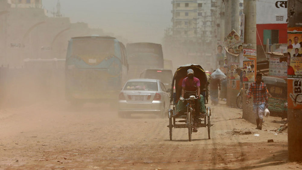 সব চেয়ে দূষিত দেশের তালিকায় এক নম্বরে রয়েছে বাংলাদেশ। রিপোর্টে দাবি, সে দেশের গড় দূষণের মাত্রা প্রতি কিউবিক মিটারে ৭৬.৯ মাইক্রোগ্রাম।