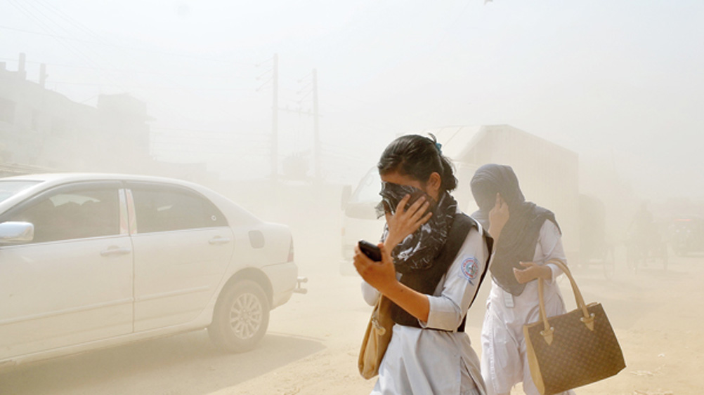 এই কণা খুব সহজেই আমাদের শরীরের প্রতিরোধ ক্ষমতা এড়িয়ে ফুসফুস ও রক্তে পৌঁছে যেতে পারে।