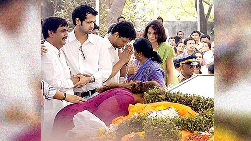 প্রমোদ মহাজনের ছোটো ভাই প্রবীণ মহাজন দাদাকে বাড়িতেই গুলি করেন। এরপর চাঞ্চল্যকর ভাবে তিনি থানায় গিয়ে তাঁর অপরাধ স্বীকার করেন। তিনি বলেন, ‘‘আমি প্রবীণ, আমি প্রমোদকে গুলি করেছি।’’এর পর প্রবীণের যাবজ্জীবন কারাদণ্ড হয় এবং ২০১০ সালে মস্তিষ্কে রক্তক্ষরণের কারণে তাঁর মৃত্যু হয়।   