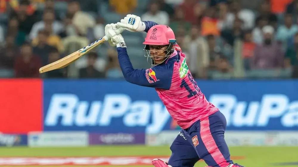 খুব বেশি পিছিয়ে নেই আর এক ক্যারিবীয় ব্যাটার শিমরন হেটমেয়ার। রাজস্থানের এই ব্যাটার ১৭টি ছক্কা মেরেছেন।