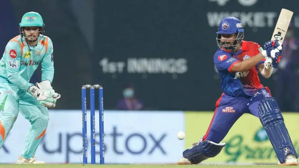 বাটলারের পরে রয়েছেন দিল্লি ক্যাপিটালসের পৃথ্বী শ। এখনও পর্যন্ত ৩৪টি চার মেরেছেন দিল্লি ওপেনার।