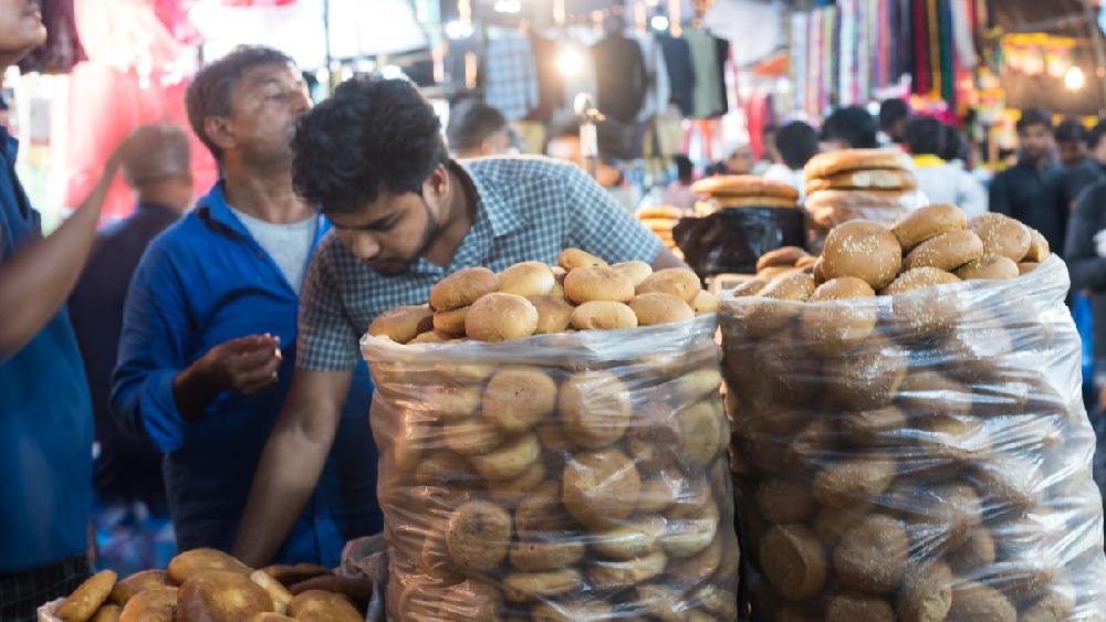 কোনও এক জাদুকাঠির ছোঁয়ায় রমজান মাস এলেই জাতি ধর্ম নির্বিশেষে সব পথ গিয়ে আজকাল মিলছে জাকারিয়া স্ট্রিটে।