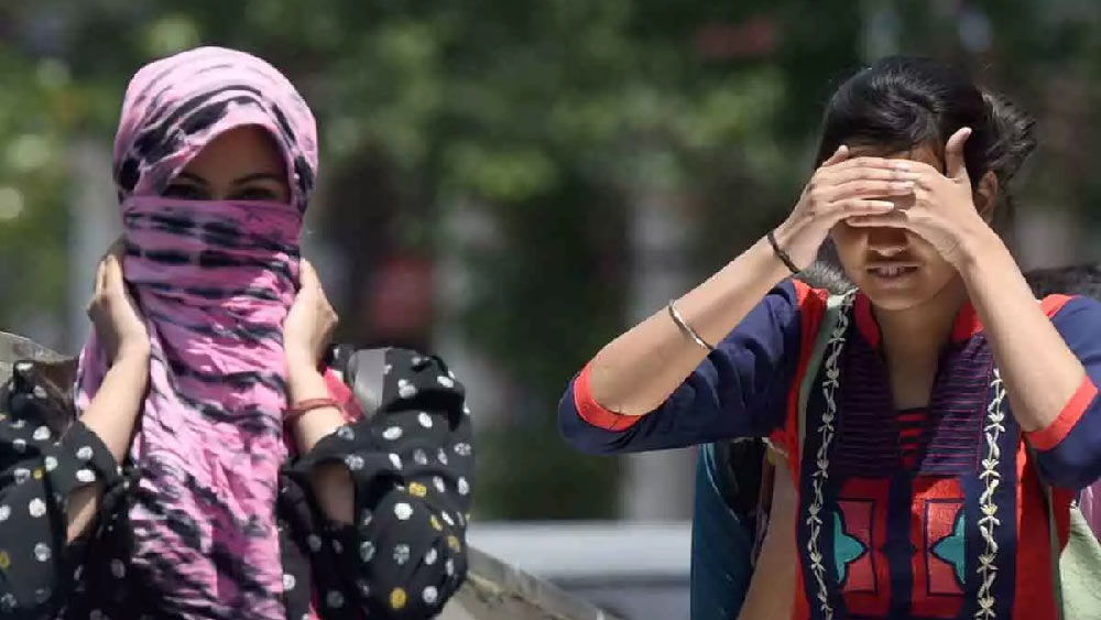 এখন তাপমাত্রা চড়চড় করে বাড়লেও কালবৈশাখীর অন্য উপকরণ জলীয়বাষ্প প্রায় নেই বললেই চলে— কারণ ভিন্ন, কিন্তু ফল এক। 