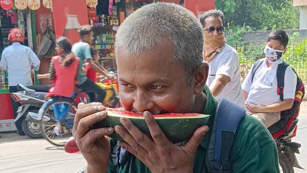 ভিড় বাড়ছে ঠান্ডা পানীয়-সহ ফলমূলের দোকানে।