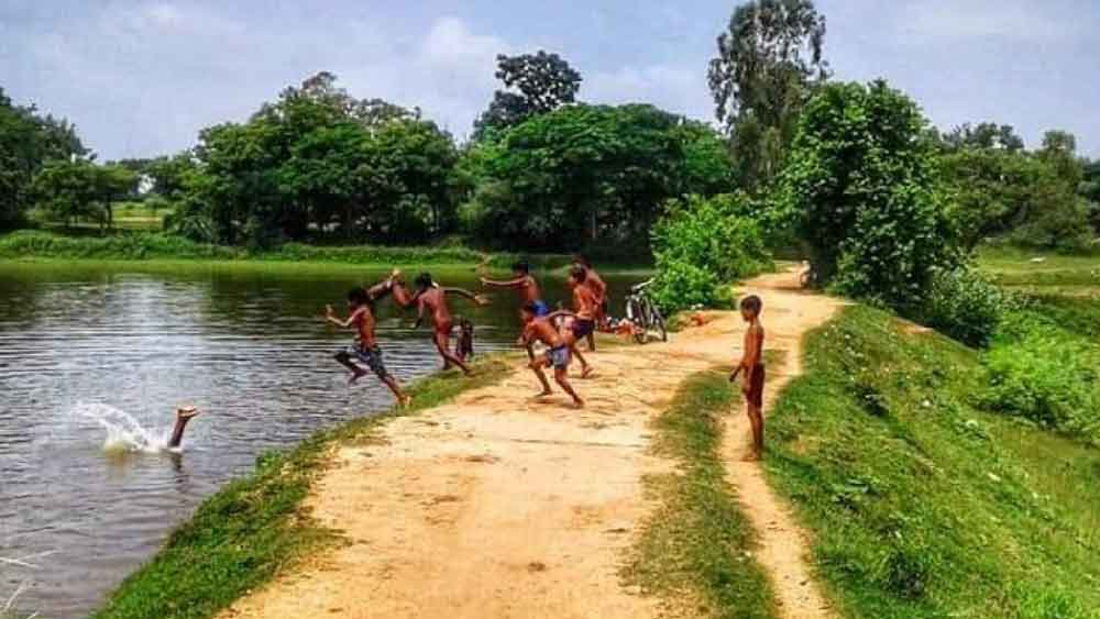 অসহ্য গরমে জলের আশ্রয়ে কচিকাঁচারা।