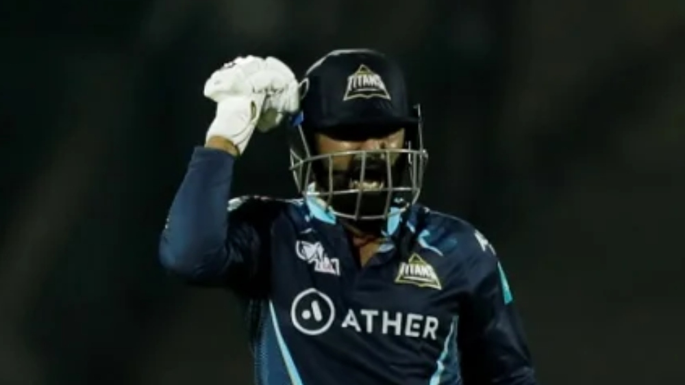 গুজরাত টাইটান্স-পঞ্জাব কিংস ম্যাচের শেষ ওভারে খেলার রং বদলে দেন গুজরাতের ব্যাটার রাহুল তেওয়াটিয়া। জয়ের জন্য ইনিংসের ২০তম ওভারের শেষ তিন বলে গুজরাতের দরকার ছিল ১৩ রান।