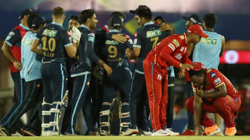 প্রথম বলে এক রান হওয়ায় শেষ দু’বলে ১২ রান তুলতে হত গুজরাতকে। পঞ্জাবের বোলার ওডিন স্মিথকে শেষ দু’বলে দু’টি বিশাল ছয় মেরে পঞ্জাবের প্রায় নিশ্চিত জয় ছিনিয়ে নেন তেওয়াটিয়া।