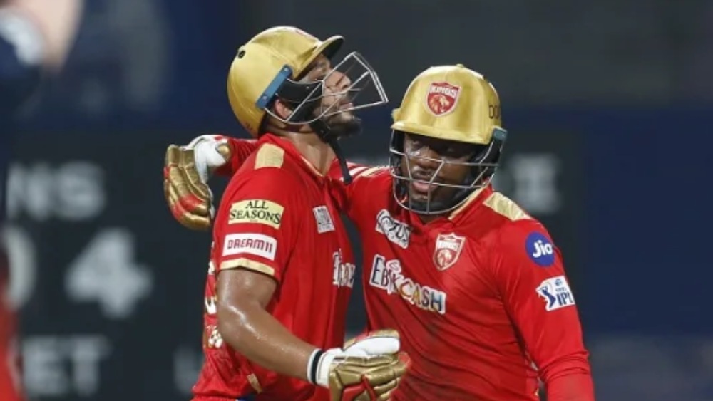 ১৮তম ওভারে বল করতে আসেন বেঙ্গালুরুর মহম্মদ সিরাজ। ব্যাটার ছিলেন ওডিন স্মিথ। সিরাজ প্রথম তিন বলেই দিয়ে বসেন ওয়াইড-সহ ১৭ রান। শেষ বলে স্মিথ আবার ছয় মারেন। ওভারে ২৫ রান দিয়ে সিরাজ প্রায় জেতা ম্যাচ হারিয়ে দেন বেঙ্গালুরুকে।