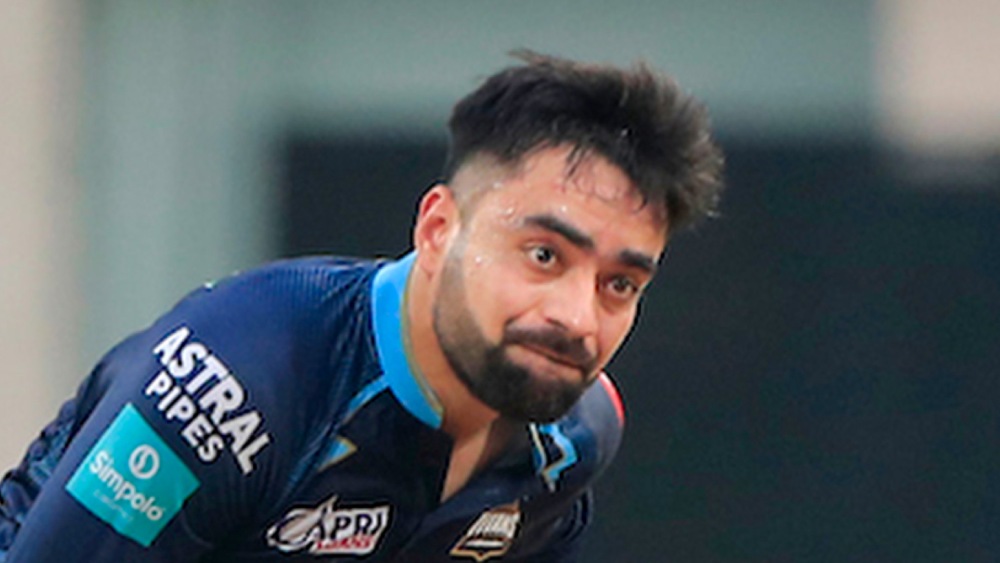 গুজরাত টাইটান্স-চেন্নাই সুপার কিংস ম্যাচে জয়ের জন্য শেষ তিন ওভারে হার্দিক পাণ্ড্যদের দরকার ছিল ৪৮ রান। কিন্তু হাতে তেমন উইকেট ছিল না। সেই ম্যাচের গুজরাত অধিনায়ক রশিদ খান বদলে দেন ম্যাচের রং।