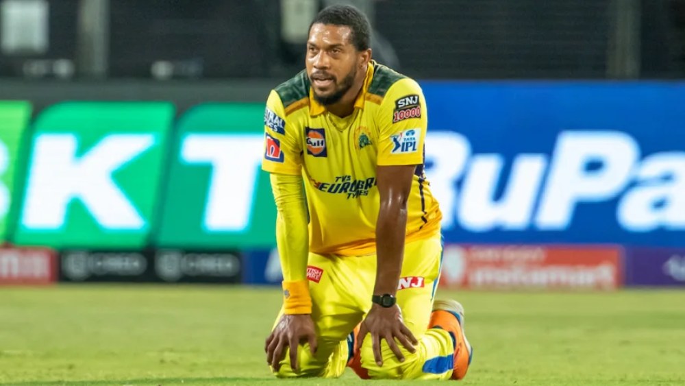 চেন্নাইয়ের ক্রিস জর্ডন বল করতে আসেন ১৮তম ওভারে। প্রথম চার বলেই রশিদ তাঁকে তিনটি ৬ এবং একটি ৪ মারেন। ওভারে মোট ২৫ রান দিয়ে গুজরাতকে জয়ের দরজায় পৌঁছে দেন জর্ডন।