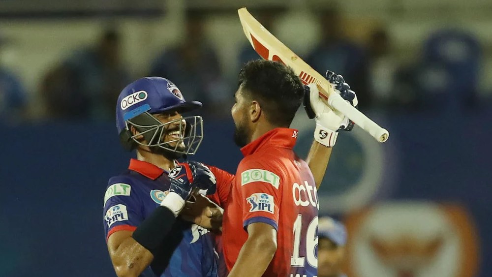 দিল্লি ক্যাপিটালস-মুম্বই ইন্ডিয়ান্স ম্যাচে শেষ পাঁচ ওভারে জয়ের জন্য দিল্লির দরকার ছিল ৫৬ রান। উইকেটে ছিলেন অক্ষর পটেল এবং ললিত যাদব। ১৬ এবং ১৭তম ওভারে ২৪ রান নিয়ে দলের জয়ের সম্ভাবনা তৈরি করেন তাঁরা।