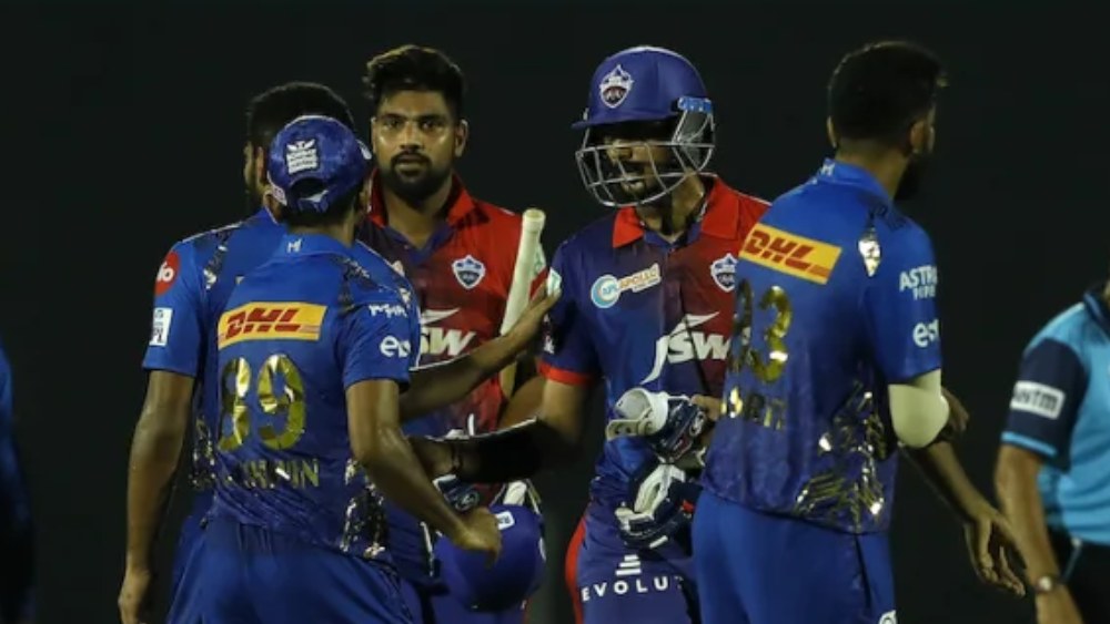 এর পর ১৮তম ওভারে বল করতে আসেন মুম্বইয়ের ড্যানিয়েল স্যামস। দিল্লির দুই ব্যাটার ওই ওভারেই তুলে নেন আরও ২৪ রান। তাতেই শেষ হয়ে যায় মুম্বইয়ের জয়ের আশা। কারণ শেষ দু’ওভারে দিল্লির দরকার ছিল মাত্র ৪ রান।