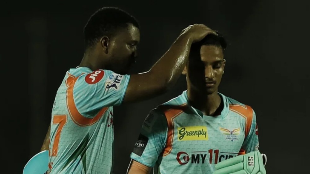 লখনউ সুপার জায়ান্টস-চেন্নাই সুপার কিংস ম্যাচের শেষ দু’ওভারে জয়ের জন্য ৩৪ রান দরকার ছিল লোকেশ রাহুলের দলের। ১৯তম ওভারে চেন্নাই আক্রমণে নিয়ে আসে শিবম দুবেকে। সেটাই ছিল সে দিন শিবমের প্রথম ওভার।