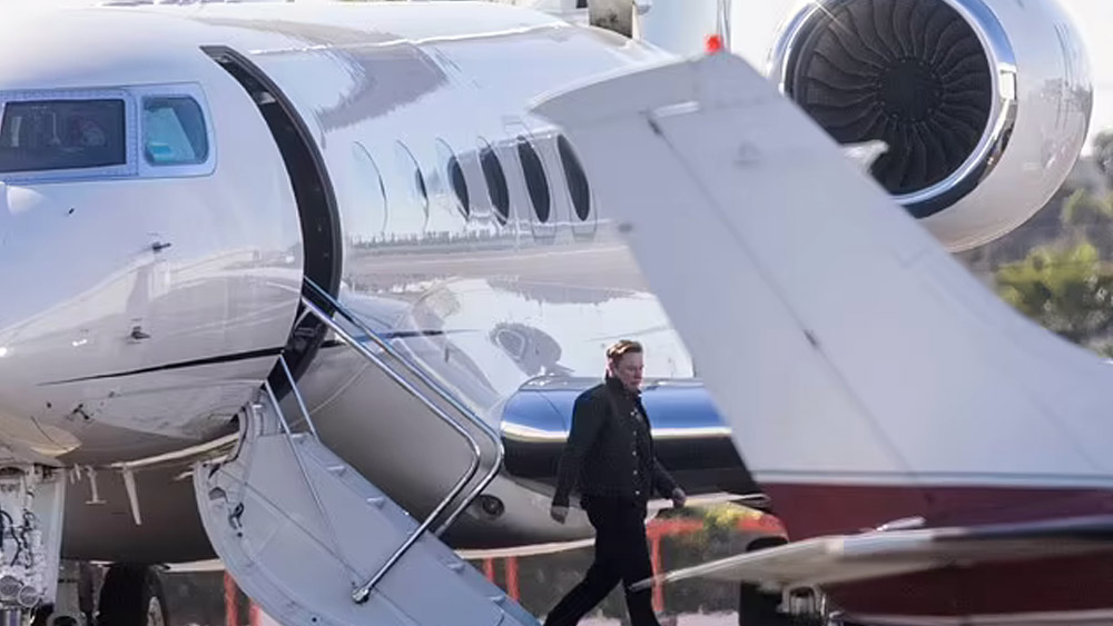 বিলাসবহুল সেই জেটের দাম ৬ কোটি ৬৫ লক্ষ ডলার (৫১০কোটি টাকার  বেশি)।  ২০১৬ সালে টেসলার সিইও সেই প্রাইভেট জেটটি কেনেন।