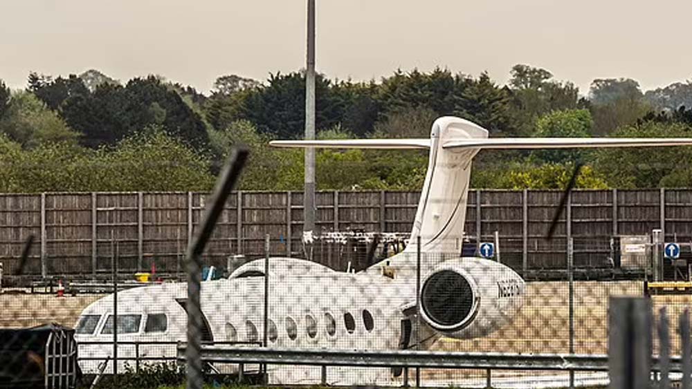 ইলনের টুইটার অ্যাকাউন্ট থেকে জানা যায়, সেই জেট বিমানটি বর্তমানে কোথায় রয়েছে। গত বৃহস্পতিবার আস্টিনে টেসলার সদর দফতরে বিমনাটি অবতরণ করে। 