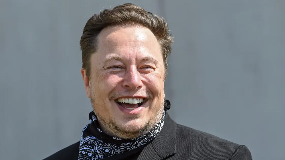 একটি পত্রিকা এই সপ্তাহের শুরুর দিকে ৫০ জন ধনী ব্যক্তির তালিকা প্রকাশ করে, যাঁদের নিজেদের কোনও বাড়ি নেই। সেই তালিকায় ইলনও আছেন।