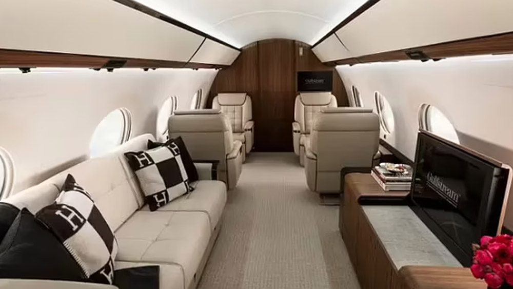 এক সাক্ষাৎকারে তিনি বলেন, তিনি নিজের জন্য বাসস্থানের জন্য বিশাল অর্থ ব্যয় করেননি। তবে স্বীকার করে নেন যে তার একটি ব্যক্তিগত জেট বিমান রয়েছে।