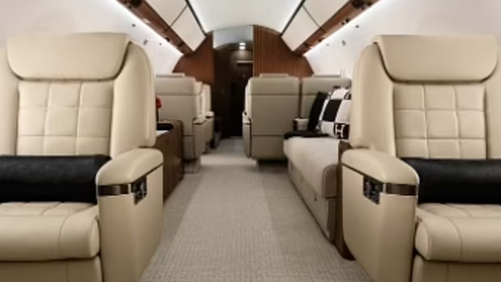 একটি পত্রিকা জানিয়েছে, মাস্কের ৯৯ ফুট লম্বা বিলাসবহুল জেটটি একটি বাড়ির মতো। একাধিক বড়-স্ক্রিন টেলিভিশন রয়েছে ওই জেট বিমানে। এ ছাড়া তাজা বাতাস সঞ্চালন এবং জিনিসপত্র রাখার জন্য ১৯৫ বর্গফুট জায়গা করা রয়েছে।
