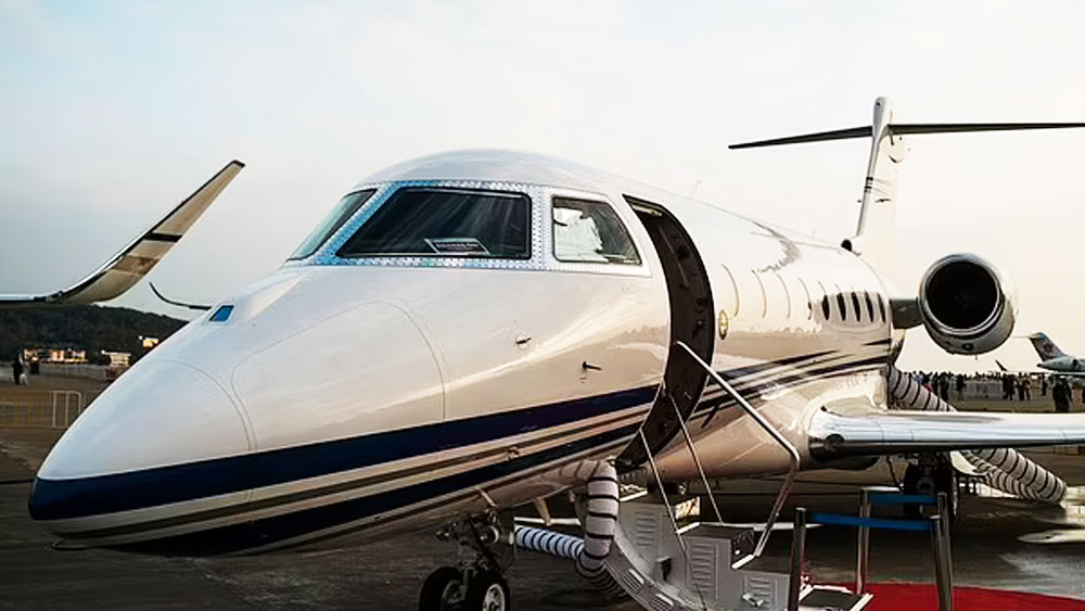 জেট বিমানটিতে একটি প্রশস্ত গবেষণাগার রয়েছে। এ ছাড়া চারটি বড় বসার জায়গা রয়েছে, যেখানে ক্রিম রঙের চামড়ার আসন এবং কাঠের আসবাবপত্র রয়েছে। 