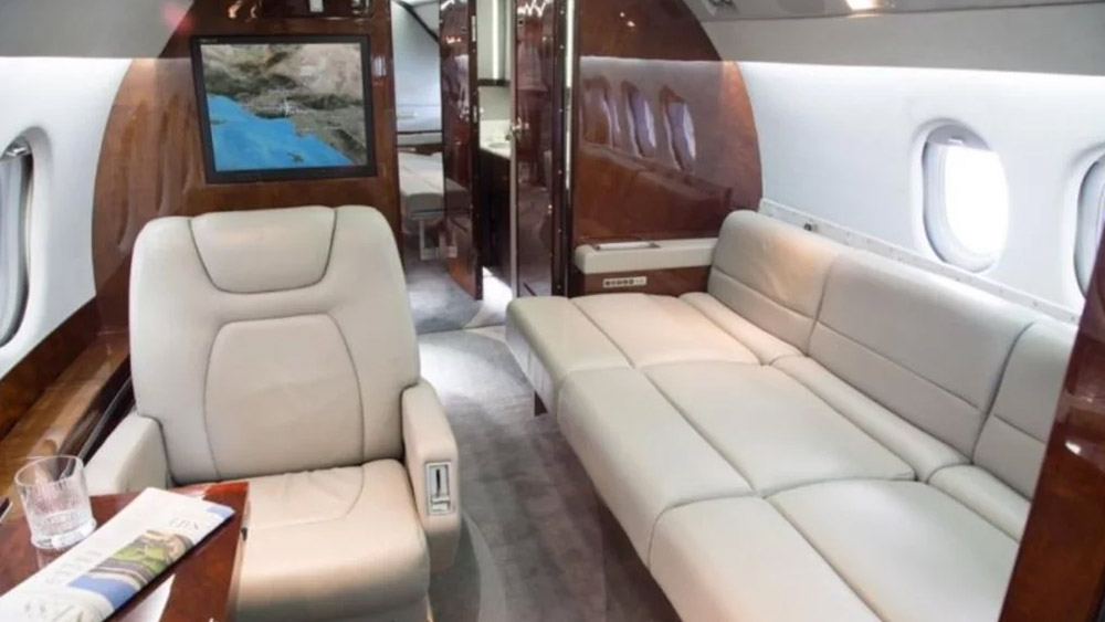 বিমানটির মধ্যে একটি ভিআইপি কেবিন রয়েছে। যেখানে রয়েছে গোপন বৈঠক করার জন্য বিশেষ ব্যবস্থা। এখানেও একটি টেলিভিশন স্ক্রিন রয়েছে।