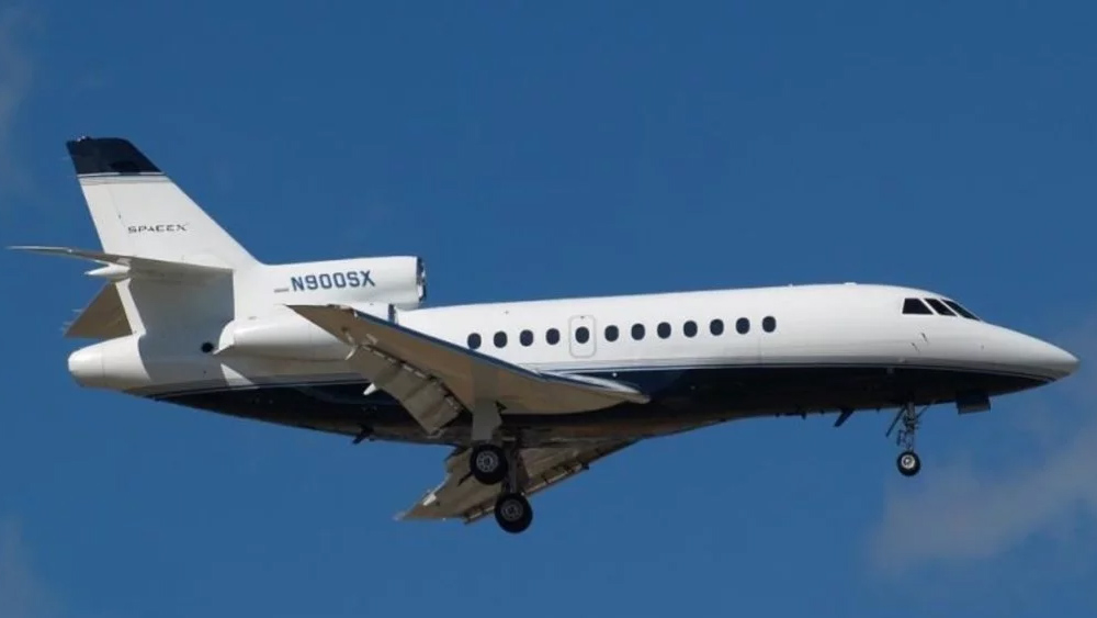 কেবিনগুলিতে মোট ১৯টি বসার জায়গা রয়েছে। প্রয়োজনে সেগুলিকে বিছানায় রূপান্তরিত করা যায়। বিমানের মধ্যে ভাঁজ করা টেবিলগুলি একত্রিত করে দিলে বড় ডাইনিং টেবিল হয়ে যায়, যেখানে বিমানে থাকা অতিথিরা বসে খেতে পারেন। 