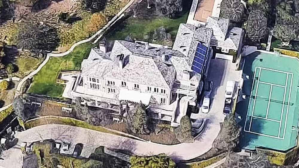 তবে একটি পত্রিকার দাবি, তিনি আসলে পেপ্যালের সহ-প্রতিষ্ঠাতা কেন হাওয়ারির মালিকানাধীন অস্টিনের একটি বিলাসবহুল বাড়িতে থাকতেন। 