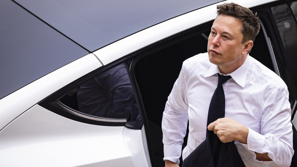 যদিও ২০২০ সালে মাস্ক টুইটে লেখেন, ‘আমি সব স্থাবর সম্পত্তি বিক্রি করেছি। আমি কোনও বাড়ির মালিক হব না।’