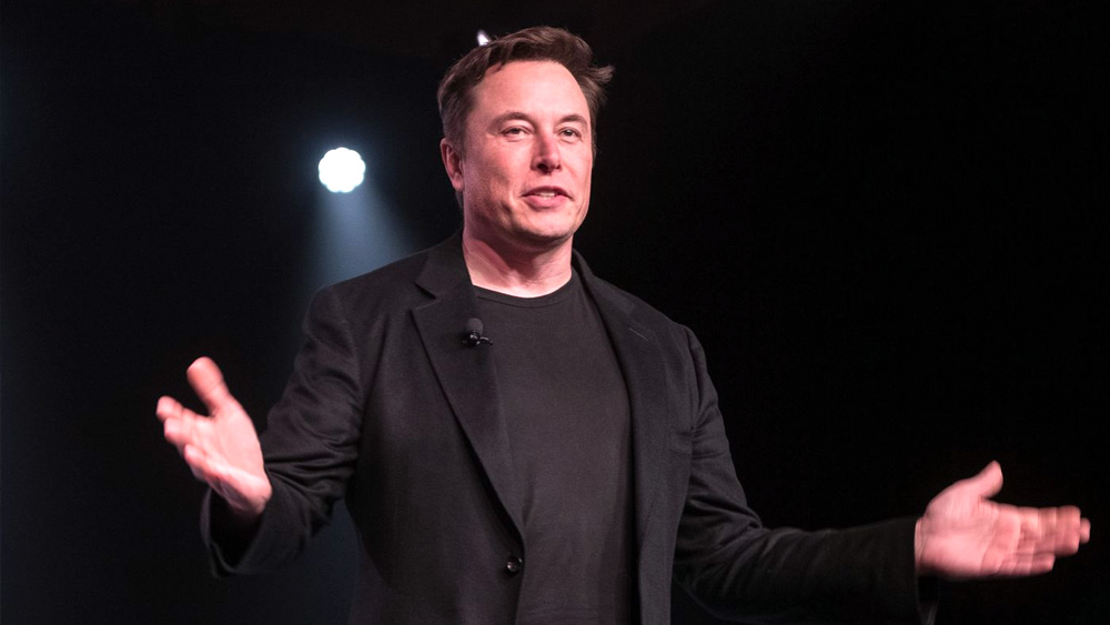 সে বছরই মে মাসে তিনি পাঁচটি বাড়ি বিক্রি করেন। তাঁর লস অ্যাঞ্জেলেসের চারটি বাড়ি আমেরিকার সব চেয়ে দামি সম্পত্তির তালিকায় ওঠে।  