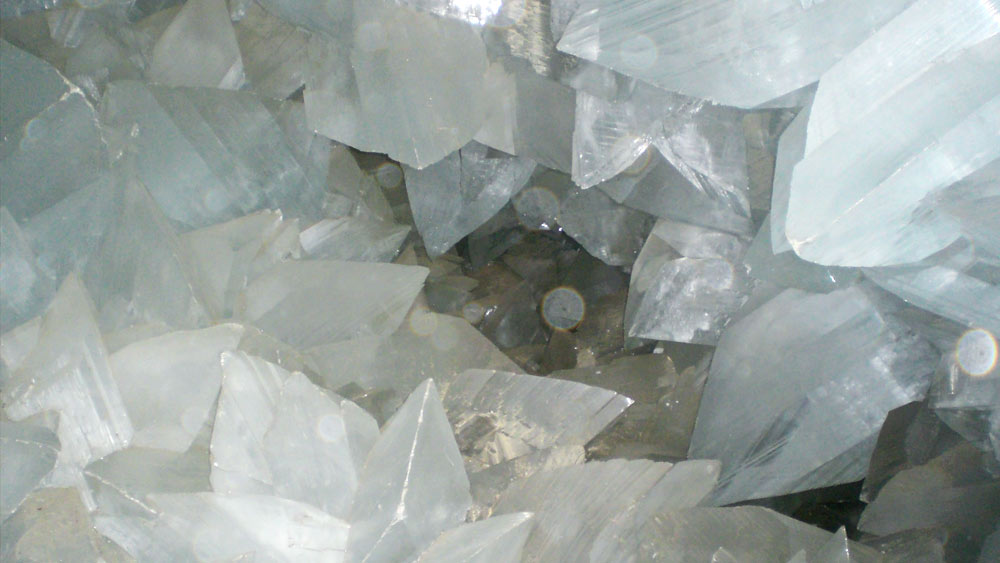 স্পেনের পালপি (আলমেরিয়া প্রদেশ) শহরের কাছে ‘পালপি জিয়োড’-এর অবস্থান। ১৯৯৯ সালের ডিসেম্বরে জাভিয়ের গার্সিয়া-গিনি নামে এক গবেষক এই স্ফটিক গুহা উদ্ধার করেন। 