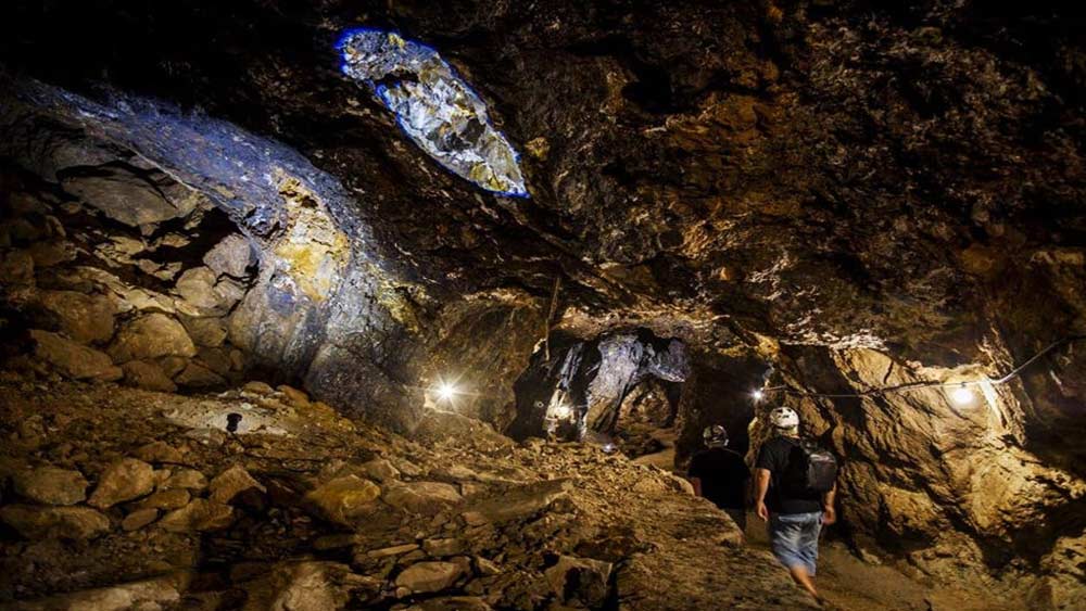 পালপি পৌরসভার পিলার দে জারাভিয়া সিসা খনির ৫০ মিটার নীচে এই স্ফটিক গুহা অবস্থিত। এই সিসা খনি ১৮৭৩ সালে আবিষ্কৃত হয় এবং ১৯৬৯ সালে এই খনি বন্ধ করে দেওয়া হয়।
