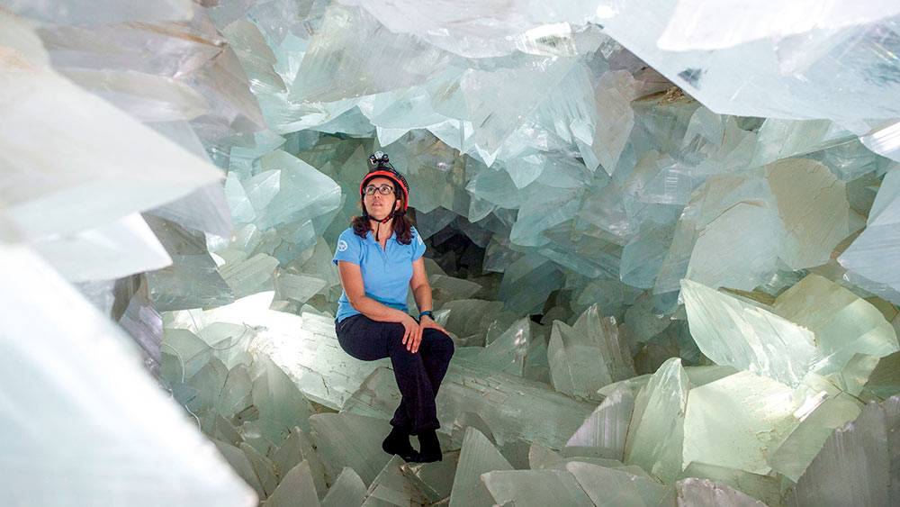 গুহার ভিতরের আস্তরণ সেলেনাইট (জিপসাম) দিয়ে তৈরি। স্ফটিকগুলির স্বচ্ছতা এবং সৌন্দর্যের জন্য এই গুহা বিশেষ নাম কুড়িয়েছে।