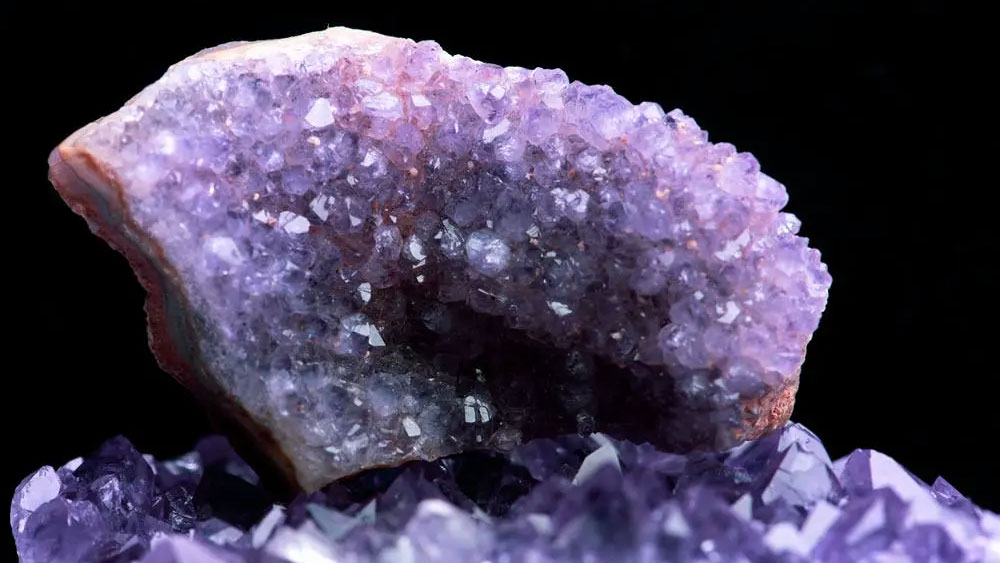 খনির কাছে কাজ করতে গিয়ে হঠাৎই একটি সুড়ঙ্গ দেখতে পান তাঁরা। সেই সুড়ঙ্গ বরাবর কিছু দূর গিয়েই আবিষ্কৃত হয় এই গুহা।